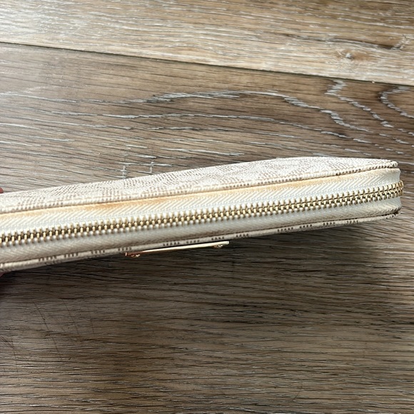 Michael Kors White Zip Wallet - Picture 6 of 7